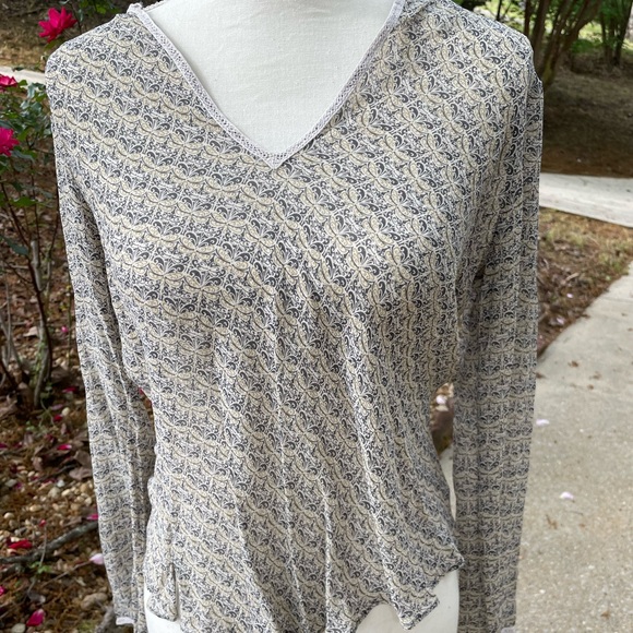 Max Studio blouse 100% Silk- Gorgeous blouse. Bias Cut. Very thin silk. Sz L - Picture 3 of 6